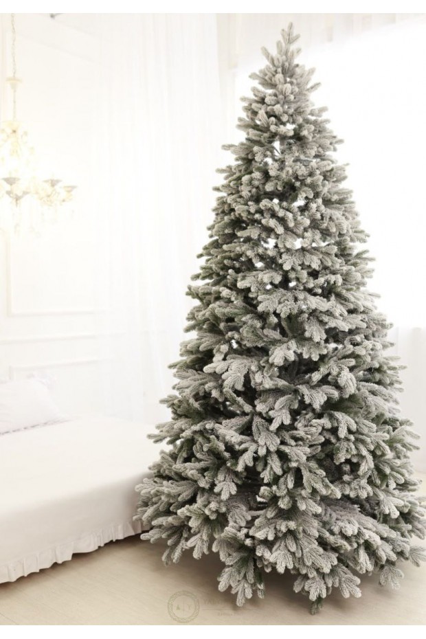 Засніжена лита ялина на крабах Нью-Йорк 2,3 м